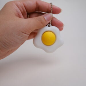 Alternative view of Krúttlegt Steikt Egg – Fidget Lyklakippa